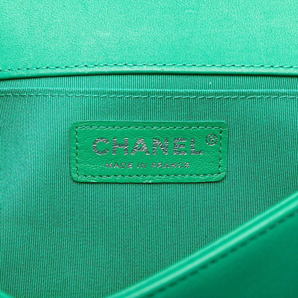 CHANEL Chain CC Wallet on Chain Quilted Caviar Medium Weiß