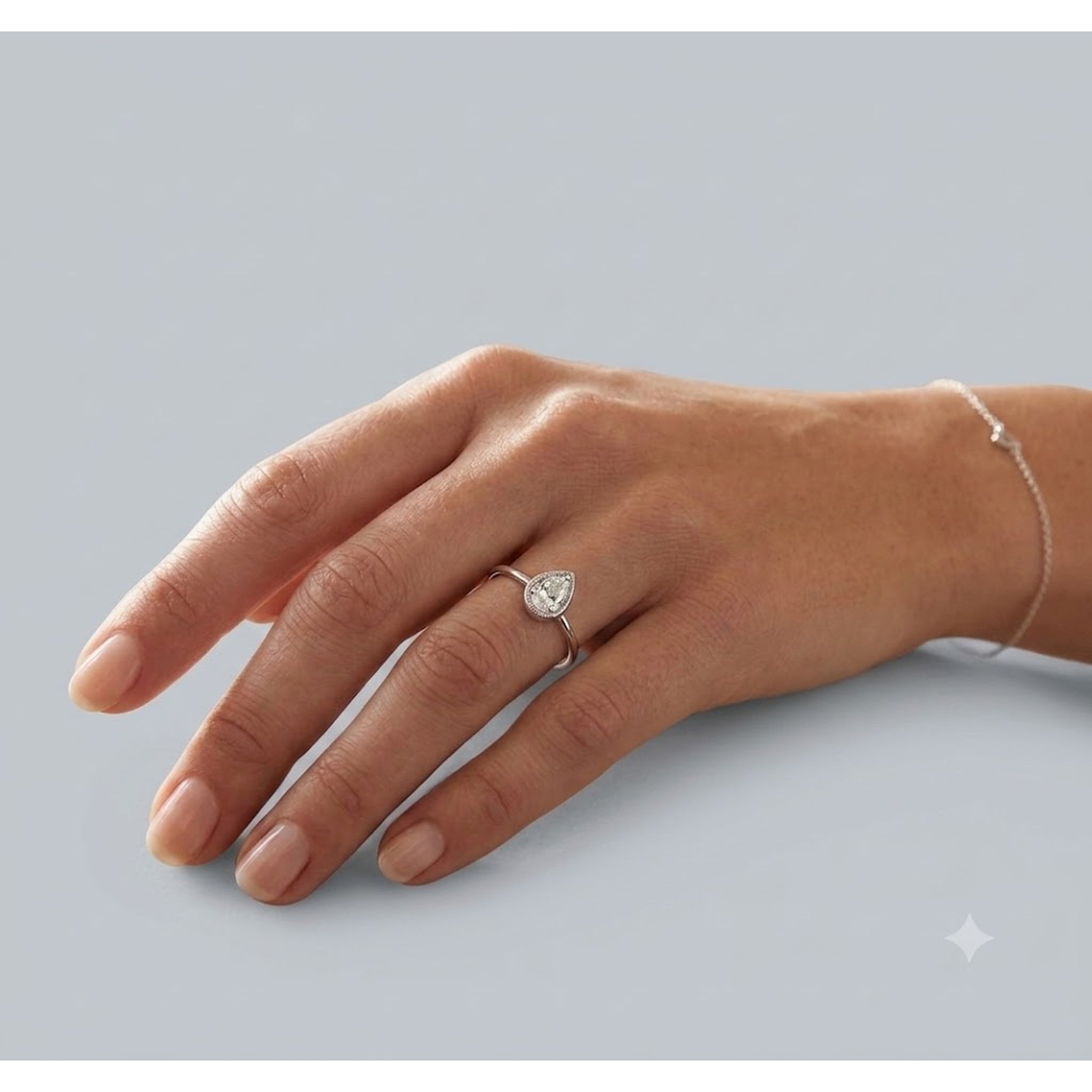 Solitärring 1HF44 aus 18 Karat Weißgold mit Tropfen Diamant 0,09 ct Zweitbild
