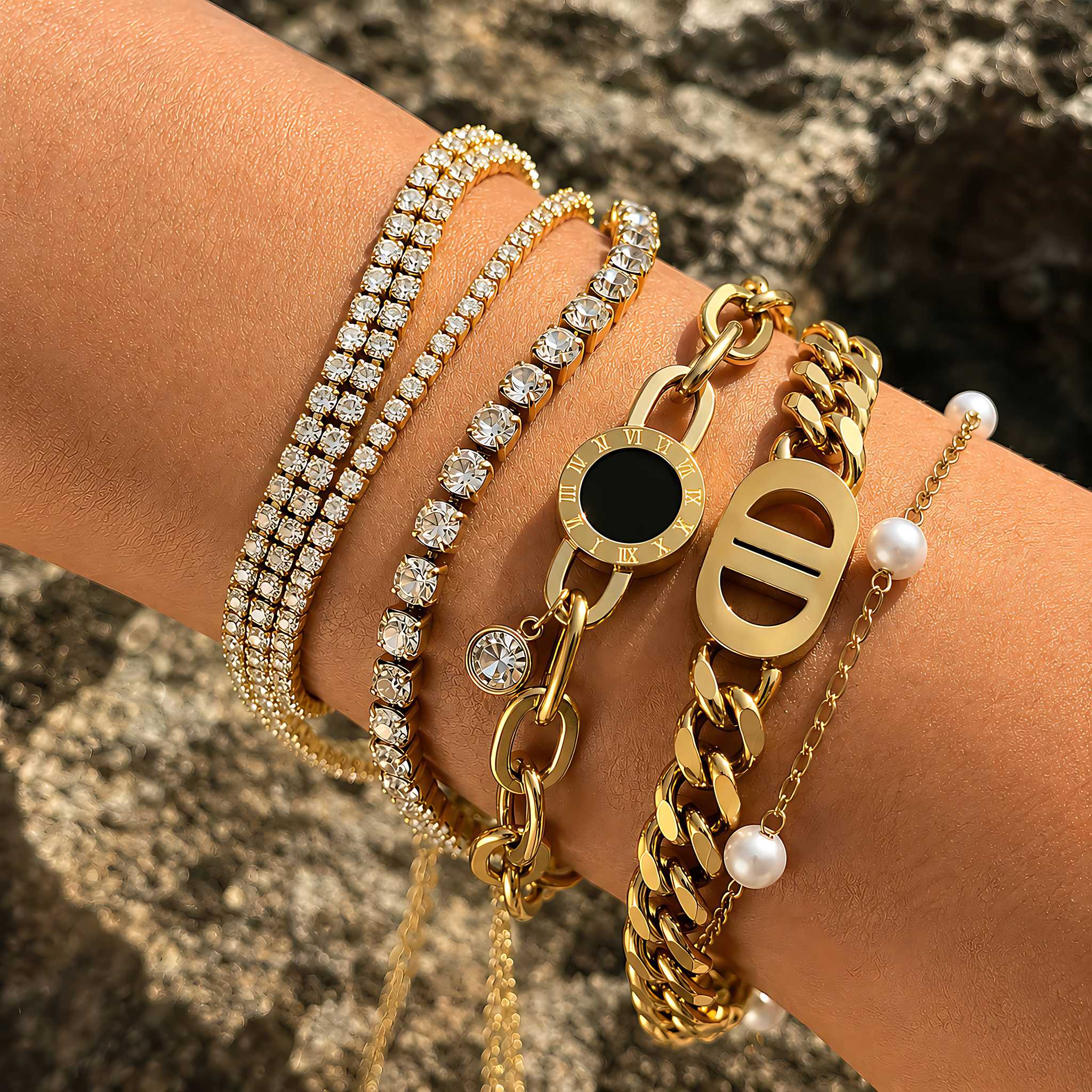 Gliederarmband mit schwarzem Rundelement und Zirkonia aus 18K vergoldetem Edelstahl Zweitbild