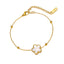 Flower Armband mit weiß schimmerndem Blütenelement aus 18K vergoldetem Edelstahl
